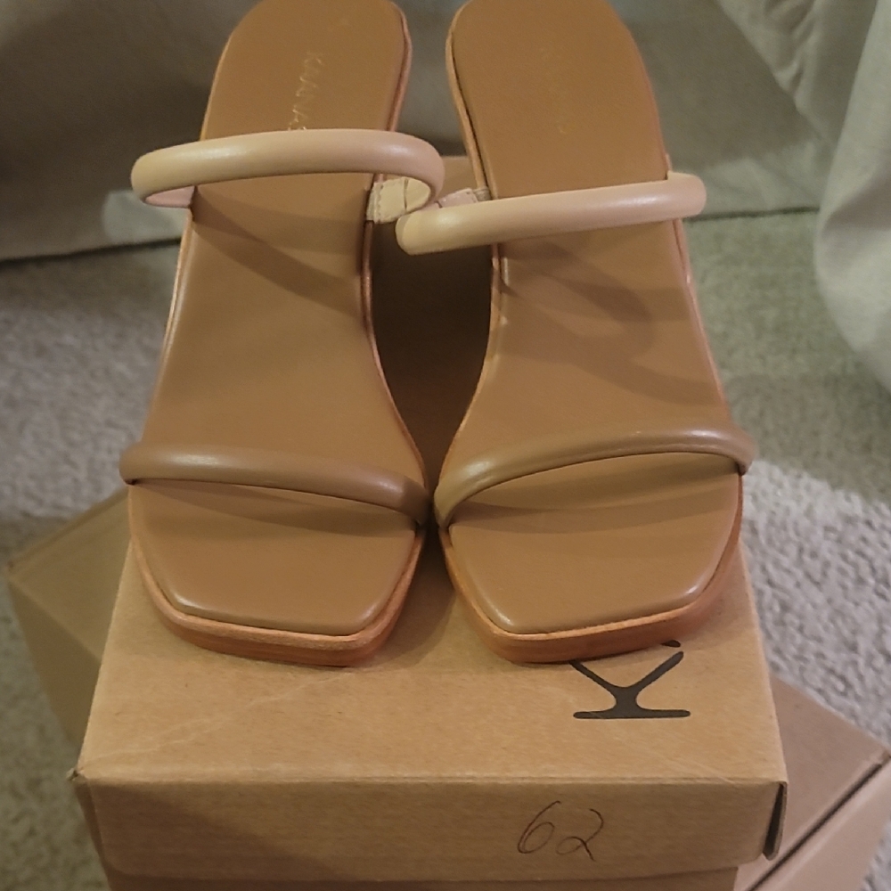 NWB Kaanas Wedge Sandal 7M